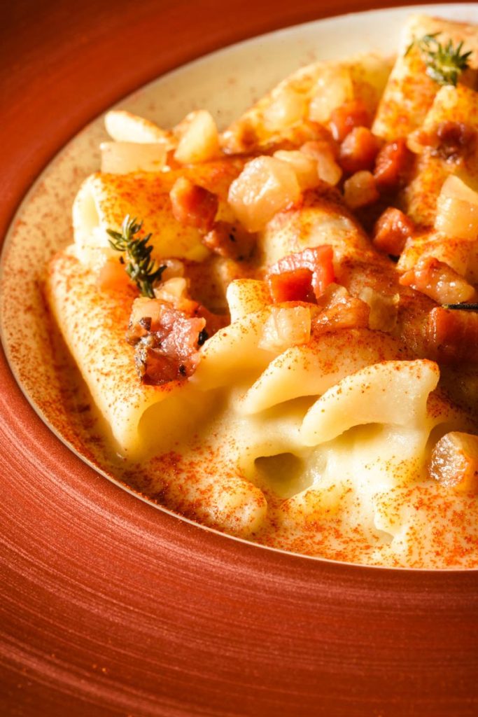 Pasta con crema di fagiolo e guanciale Uzeta Bistrò Siciliano Pasta con crema di fagiolo e guanciale